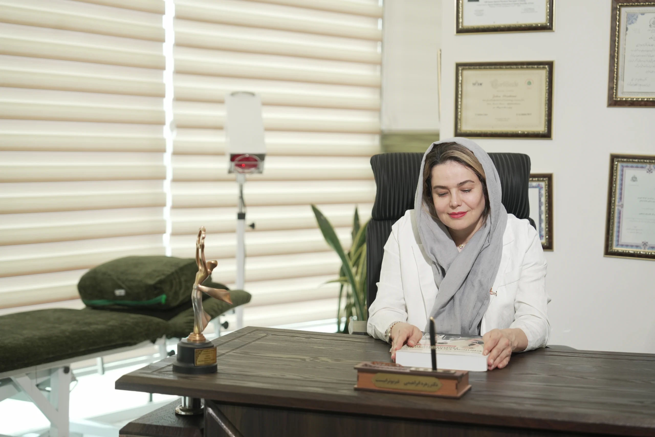 دکتر زهره ابراهیمی (فیزیوتراپی در قم) 1404